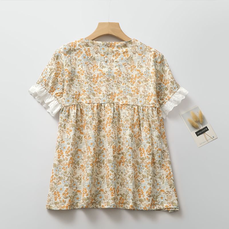 Finlies - Pyjamaset: Top met korte mouwen, V-hals, bloemenprint, kanten paneel, strikaccent en volantrand + shorts