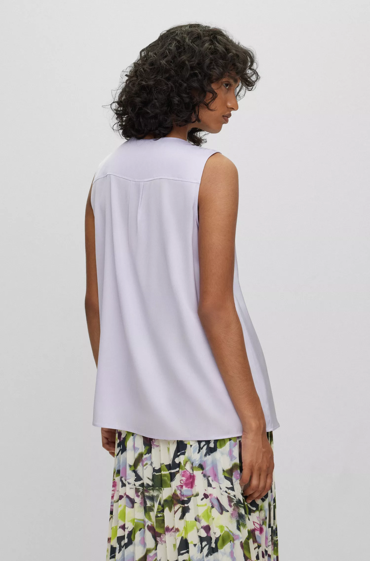 Blusa preta sem mangas BOSS em crepe de chine de seda elástica.