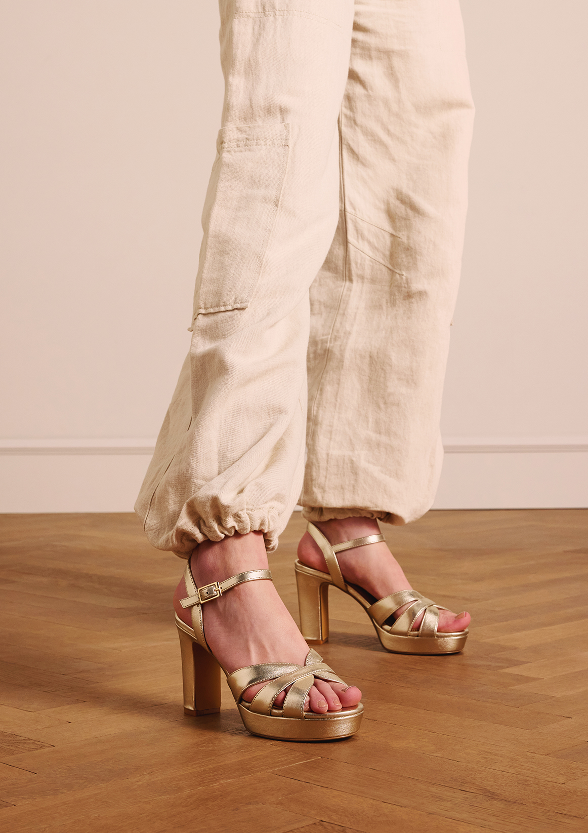 Gouden leren sandalen met hak