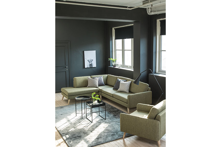 Villa sofa Tekstil Synne 12 137 Moss Green med hvitoljede treben. 3-seter med åpen ende og sjeselong venstre.