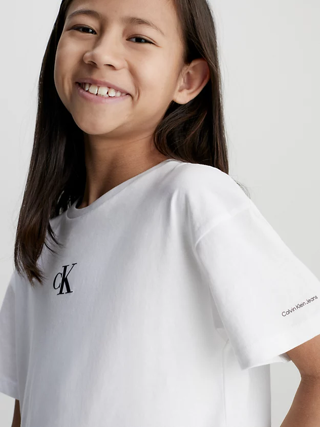 Camiseta com logo de corte quadrado