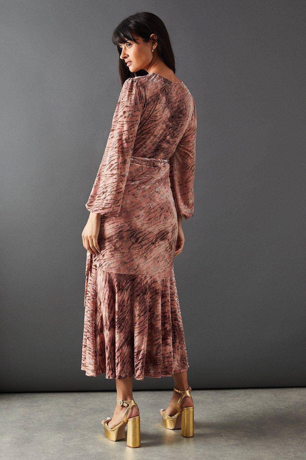 Warehouse Robe Midi Asymétrique à Volants en Velours Zèbre Style Cache-Cœur