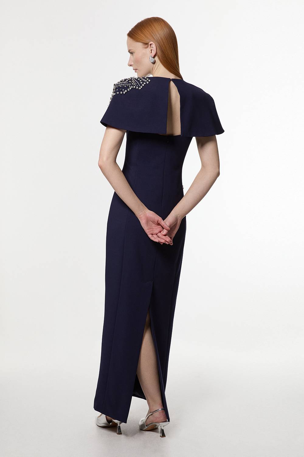 KarenMillen Robe Longue Ajustée À Cape Avec Ornements Floraux En Cristaux Pour Grande Taille