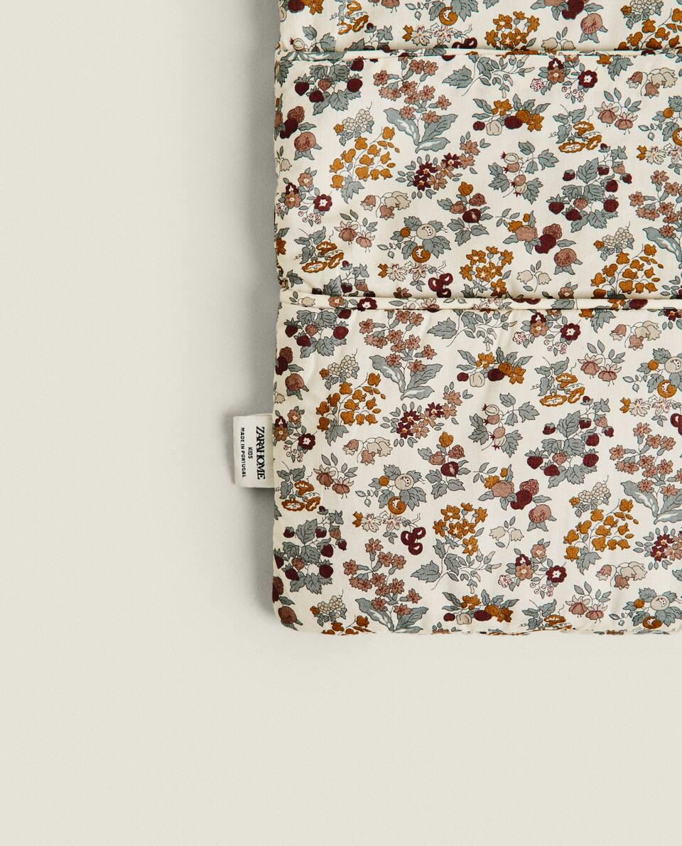 Organizador infantil em tecido com estampa floral