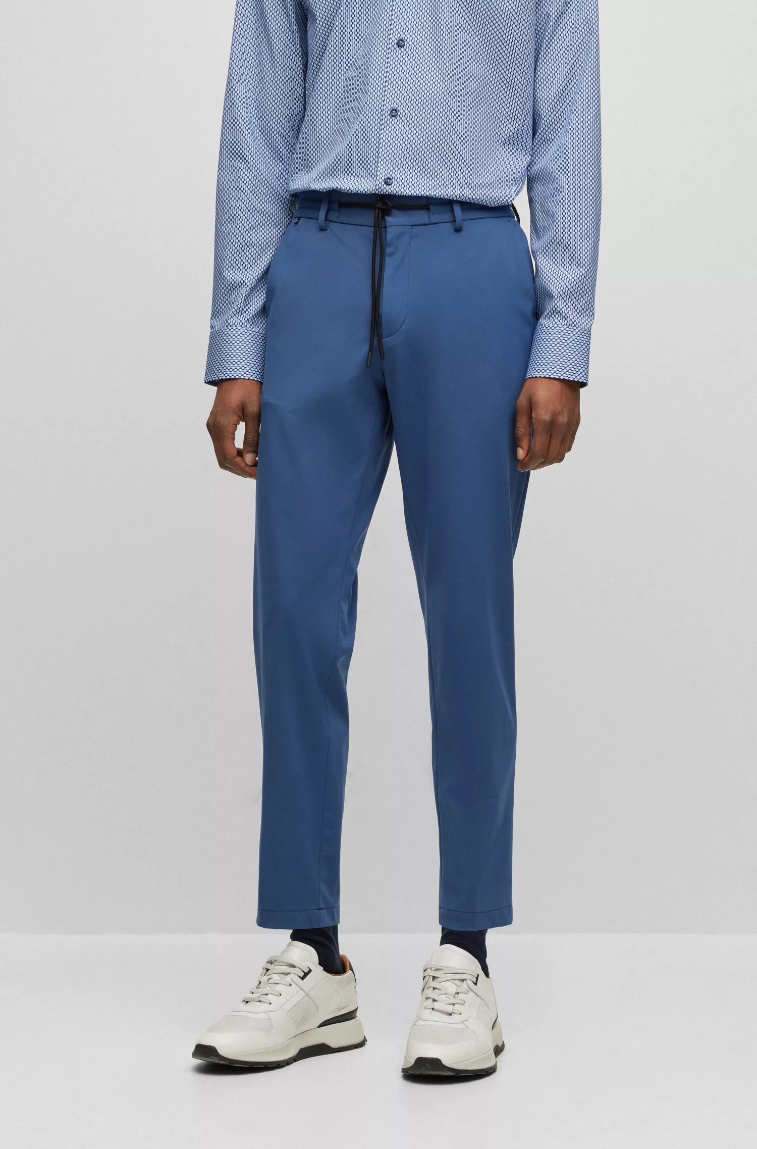 Calça BOSS preta de corte slim em malha elástica de alta performance.