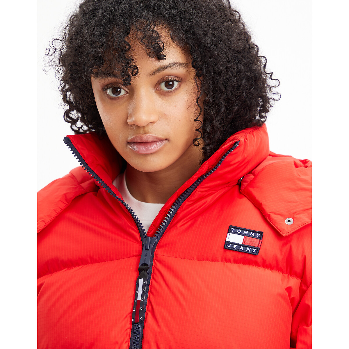 TOMMY JEANS<br>Jaqueta curta de plumas com capuz