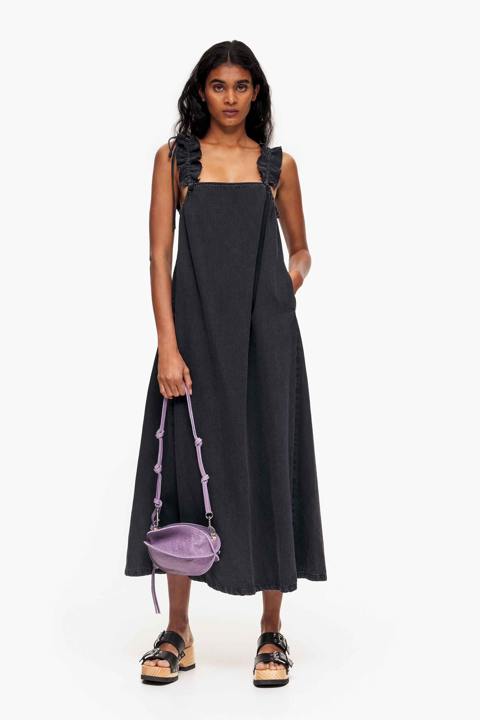Vestido jeans preto boca de sino