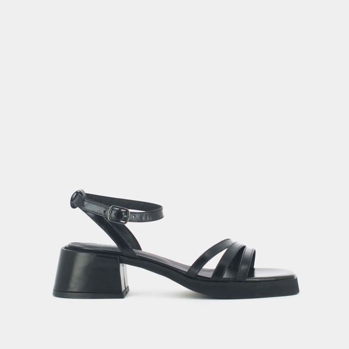 Sandales à brides et bouts carrés  en cuir glacé noir