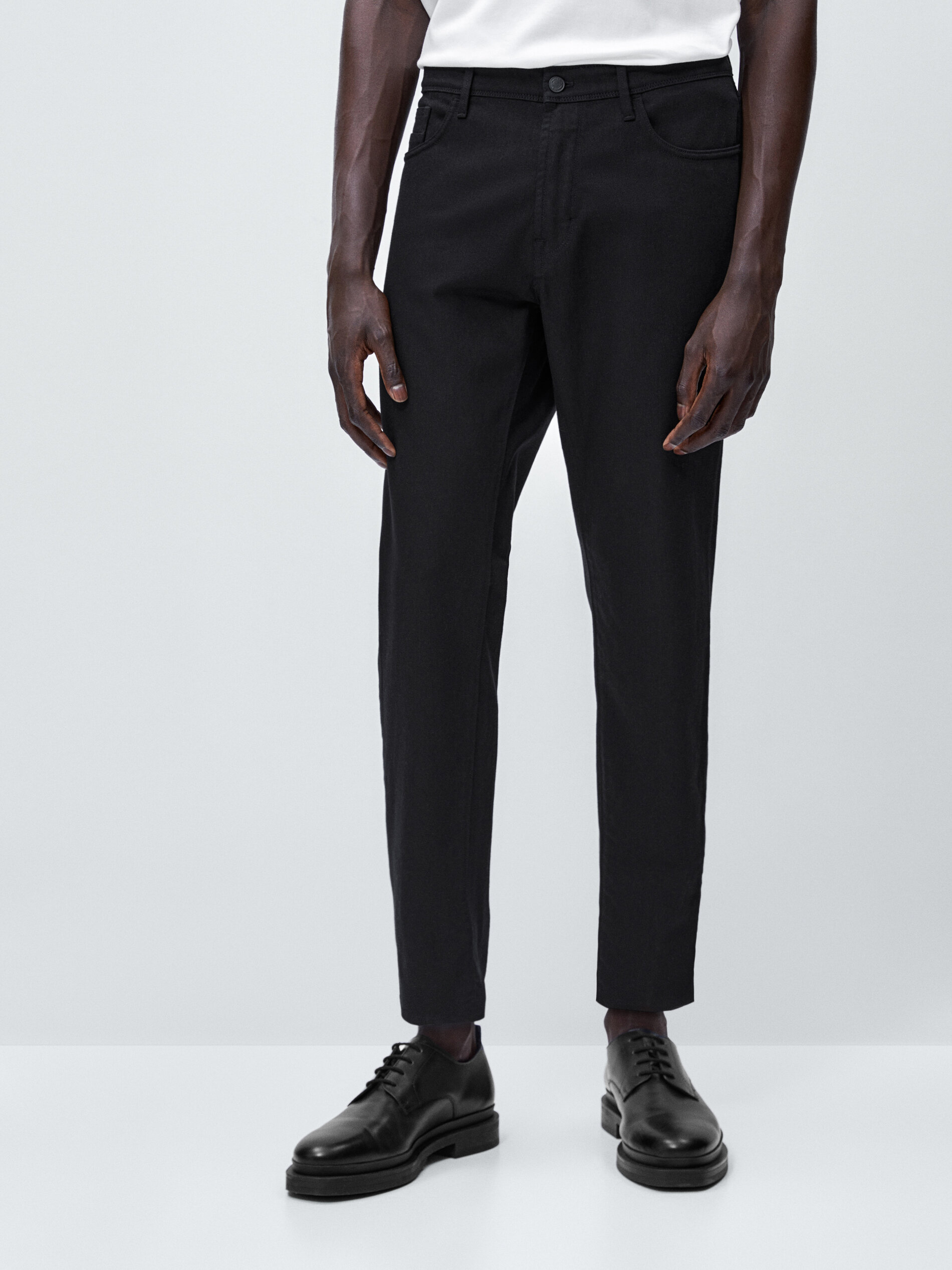 Calça jeans de corte afunilado - PRETA