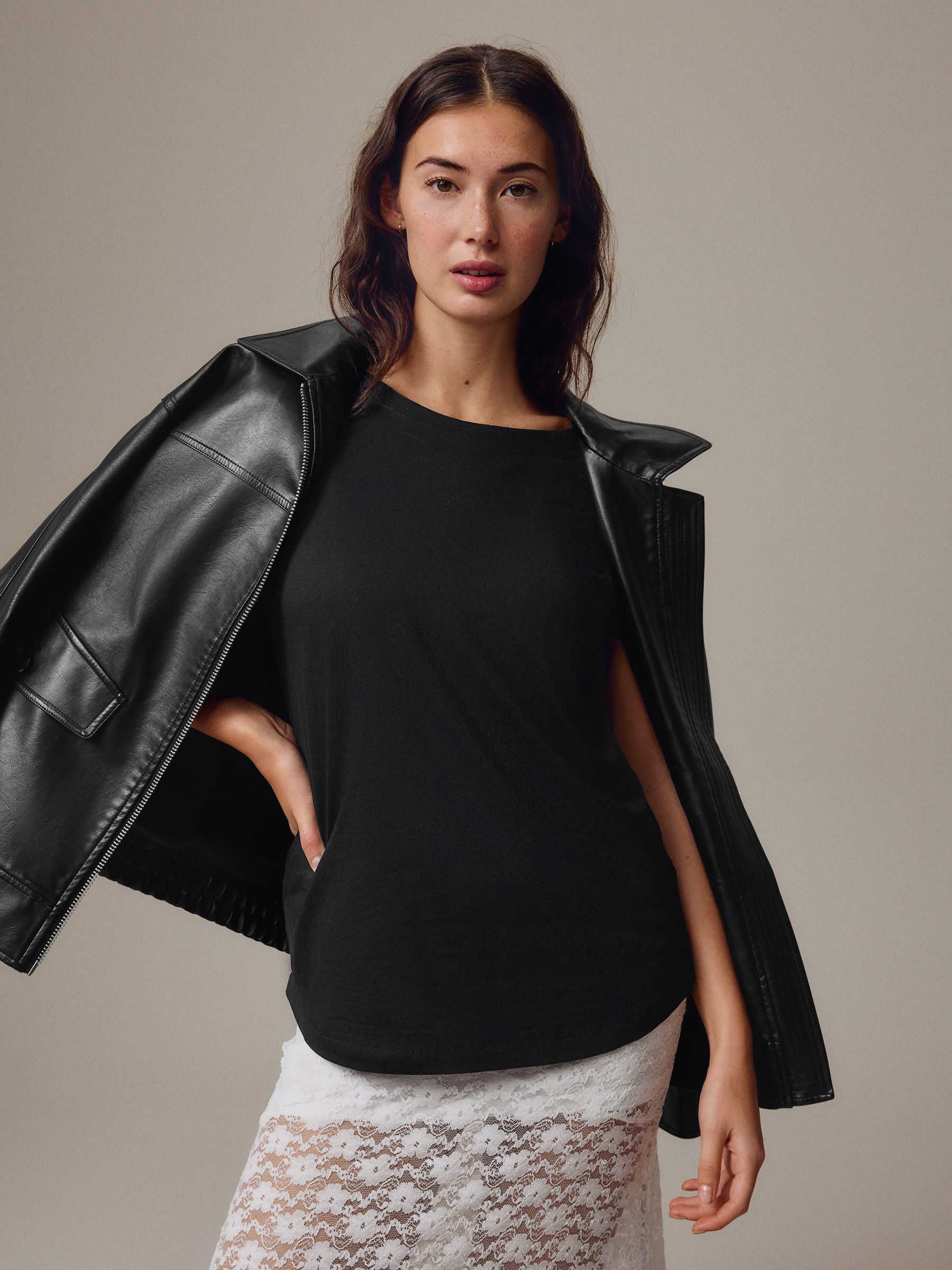 Zwart - T-shirt met kapmouwtjes