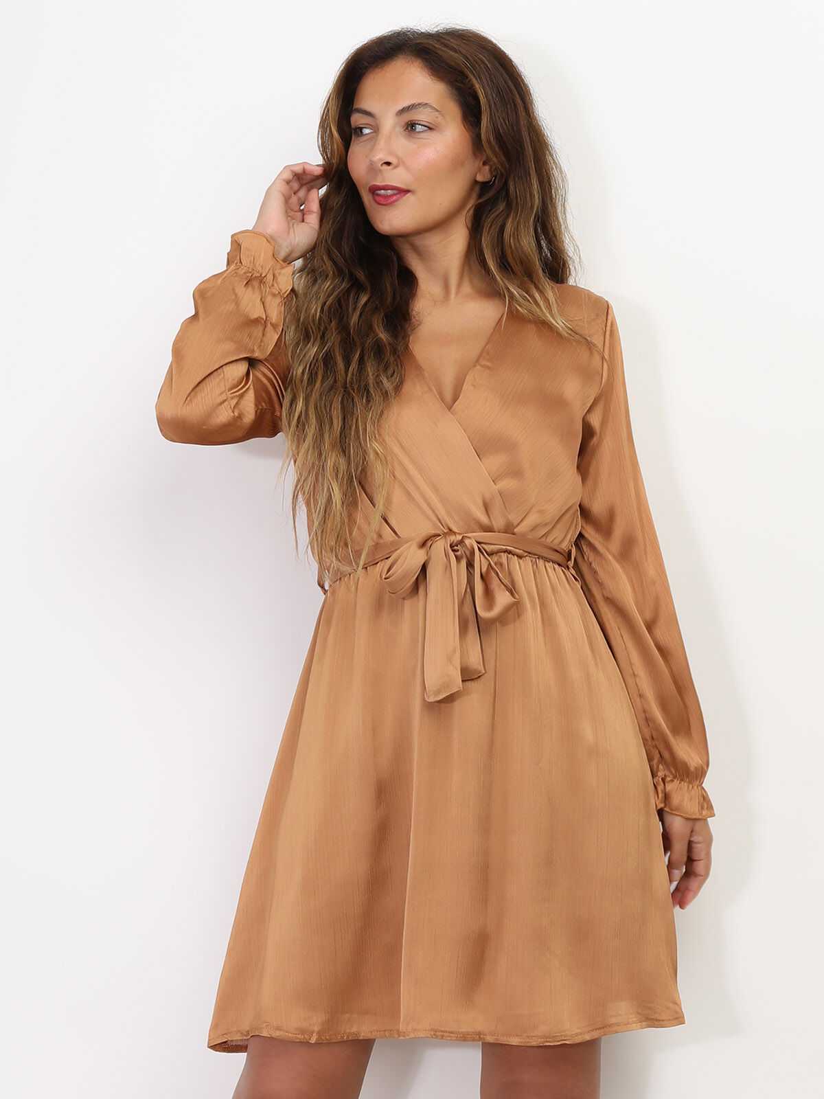 Robe cache-coeur satinée à ceinture- Marron clair
