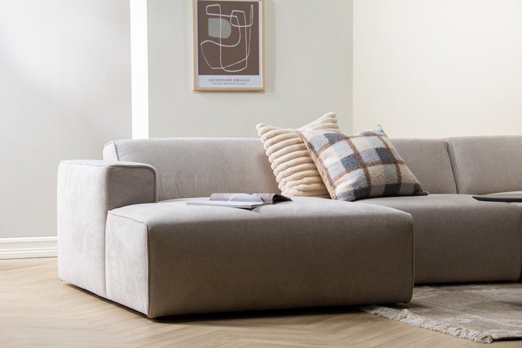 Enjoy sofa 3-seter med sjeselong venstre. Tekstil Mito 01 Antique White med sorte ben