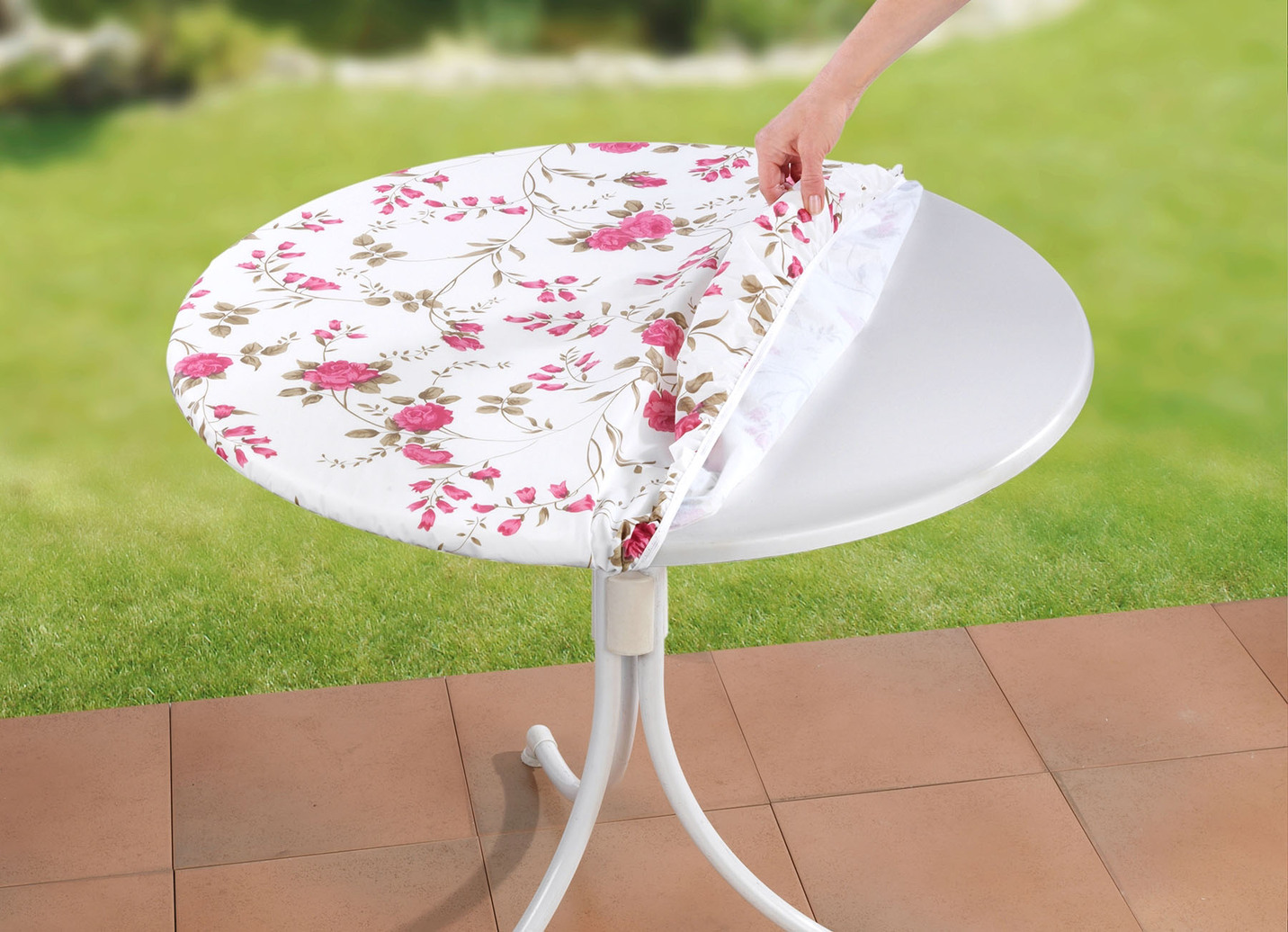 Spann-Tischdecke mit Rosen-Dessin