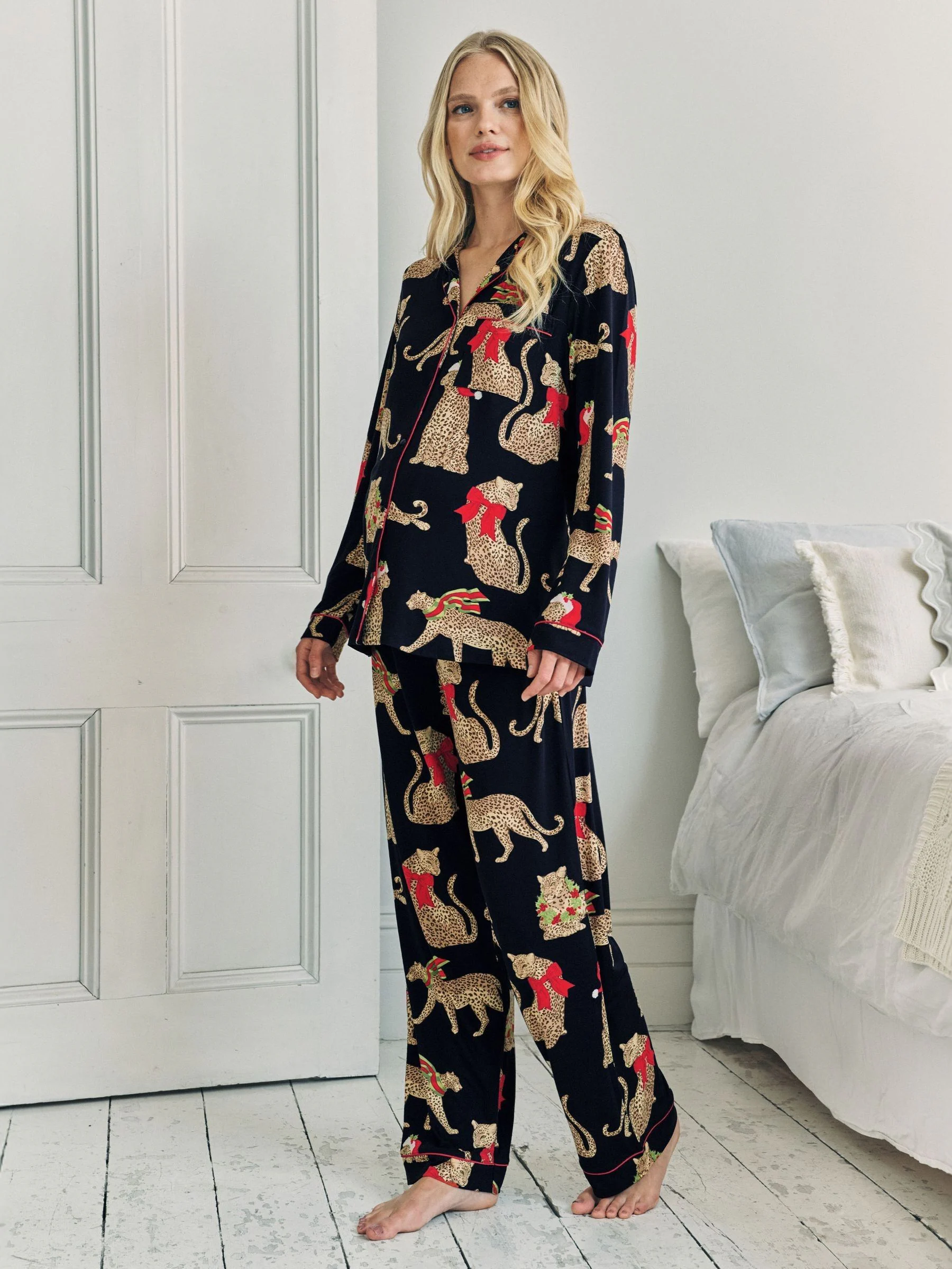 Chelsea Peers lange pyjama met kerstluipaardprint
