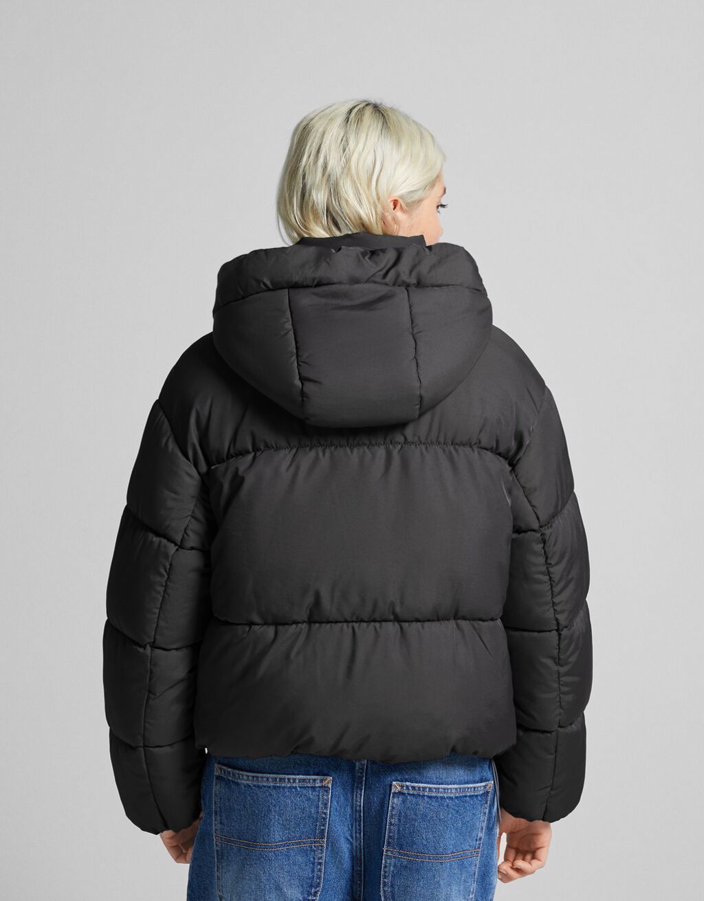Jaqueta puffer oversized com capuz.