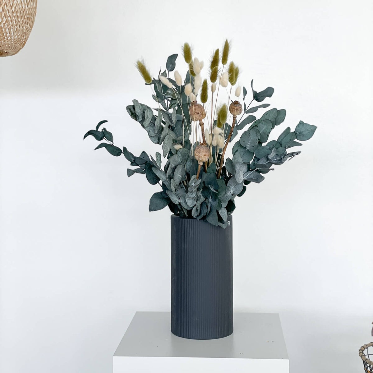 Droogbloemenboeket met eucalyptus en groenblijvende planten