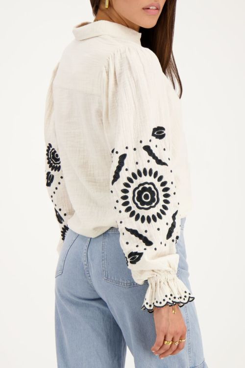 Witte blouse met zwarte embroidery