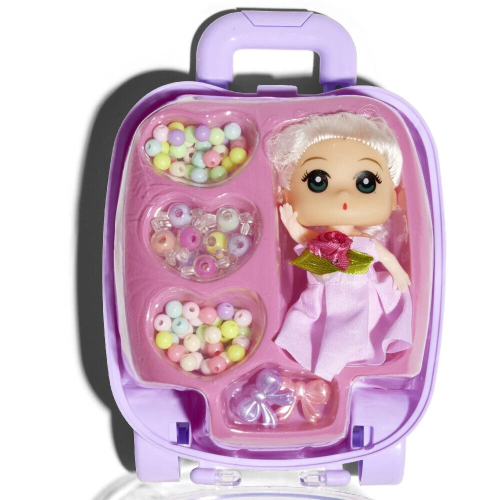 Mini poupée avec perles dans valisette H17,5cm
