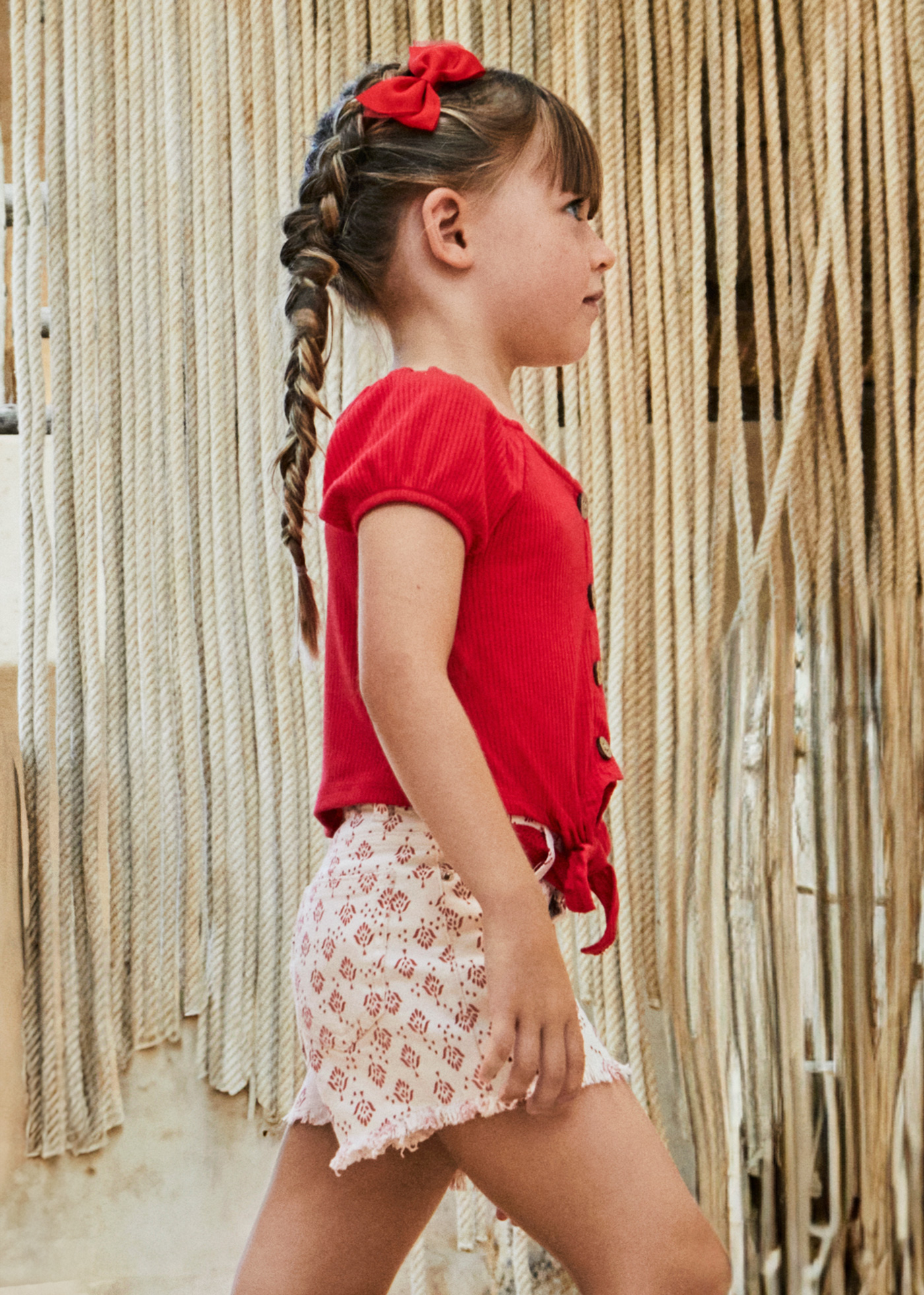 Shorts estampados com cinto da Better Cotton para meninas, branco.
