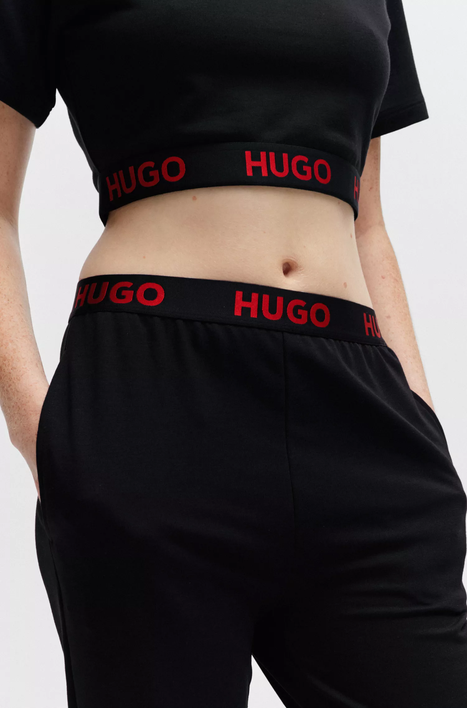 Calça de fato de treino HUGO vermelha com punhos e cós com logótipo.