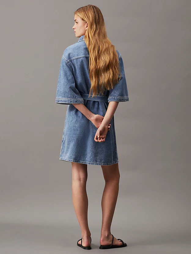 Vestido camisa jeans de corte folgado com cinto