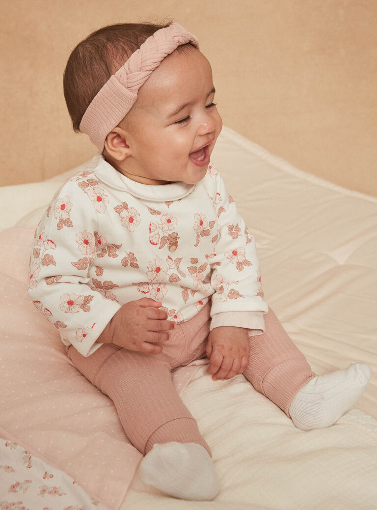 Haut écru, legging et bandeau rose ancien