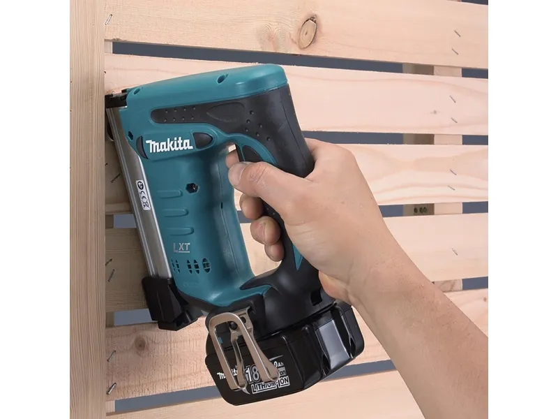 Makita DST221 - Hæfteklammepistol - ledningfri - intet batteri - 18 V - SOLO