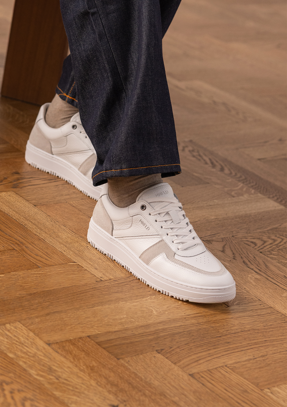 Witte leren sneakers met suède details