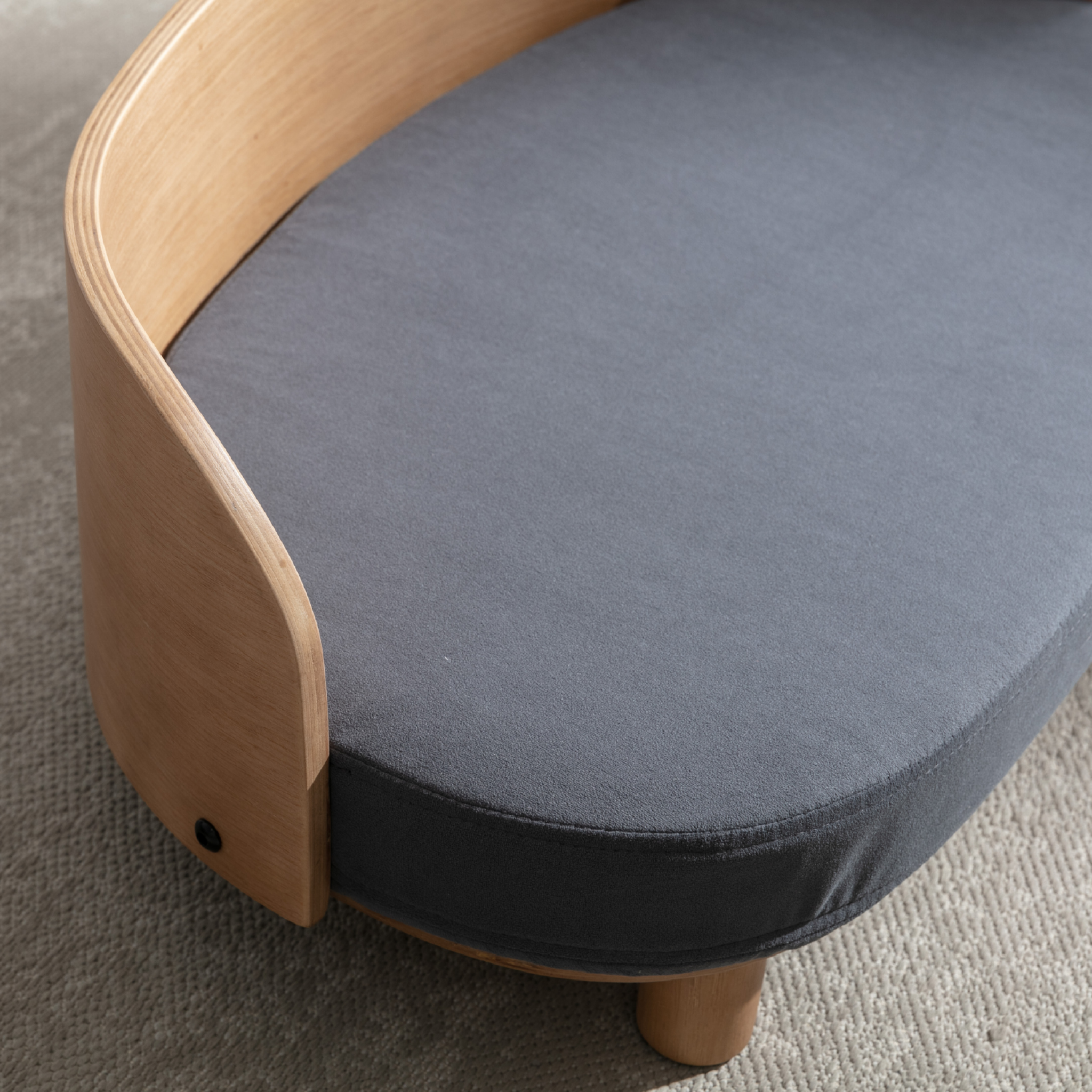 Panier gris foncé pour chien et chat. Lit pour animaux de compagnie. En bois