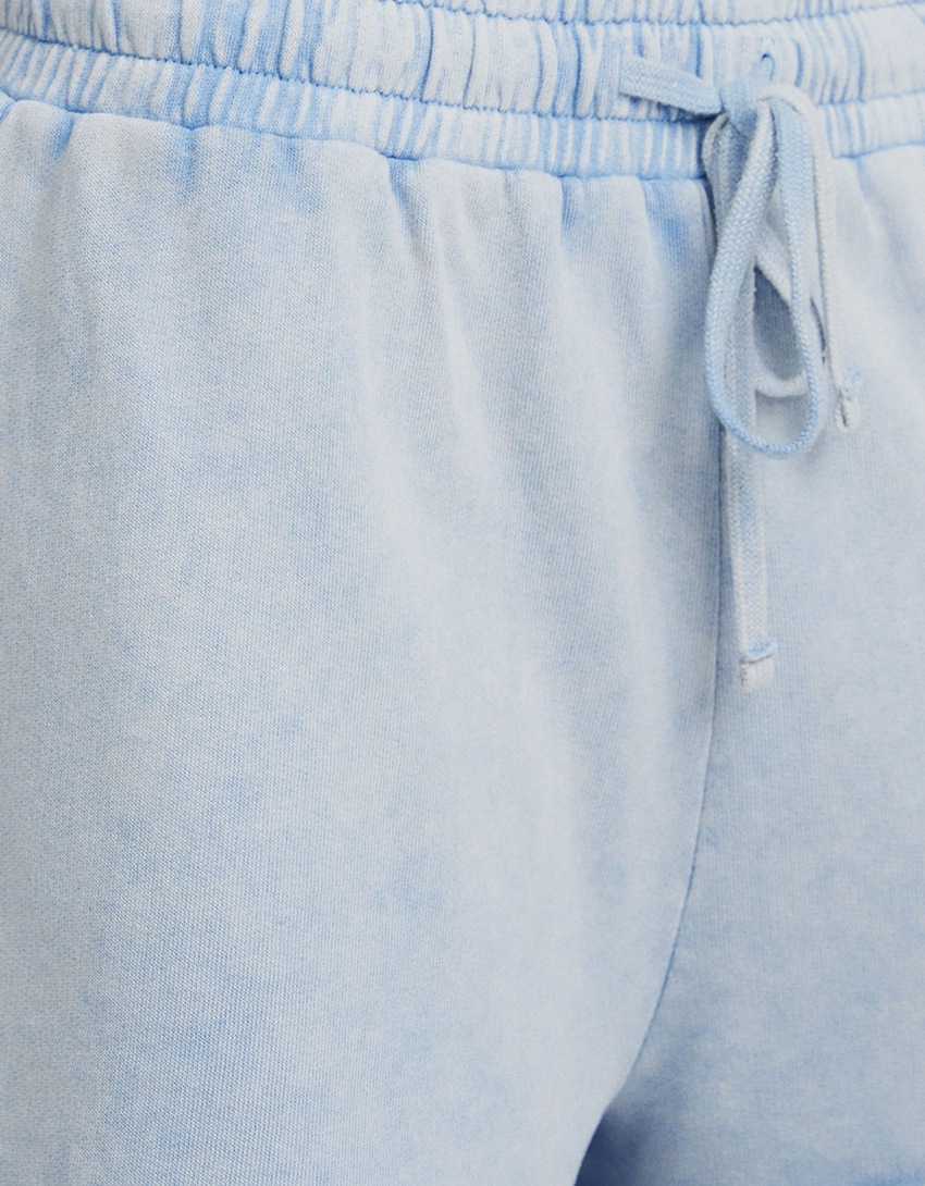Shorts de pelúcia com efeito desbotado