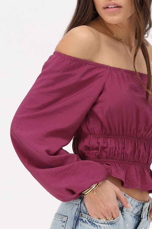 Paarse off shoulder top met ruffles