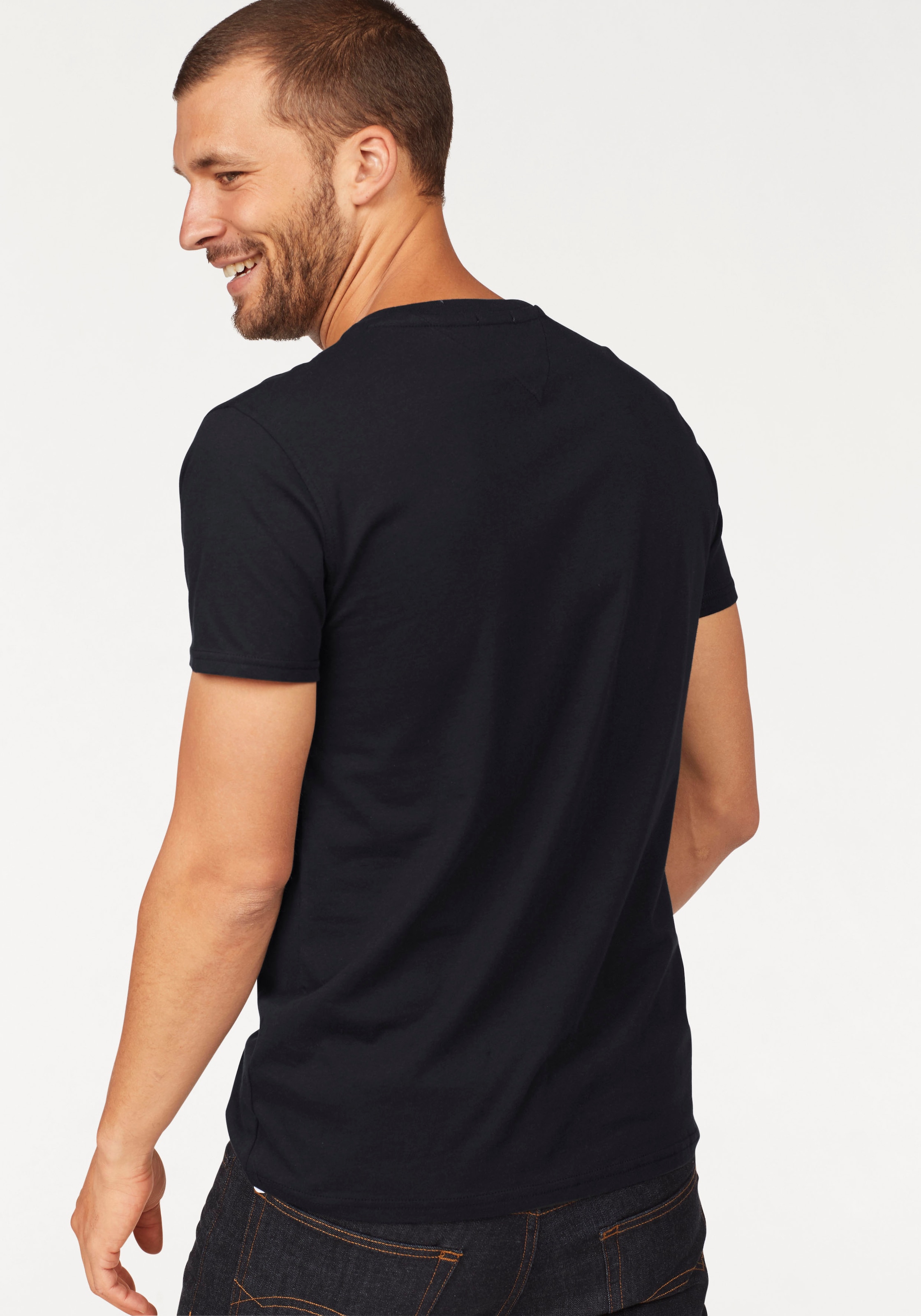 Tommy Jeans T-Shirt »TJM ESSENTIAL SOLID TEE«, mit Rundhalsausschnitt und dezenter Logo-Flag