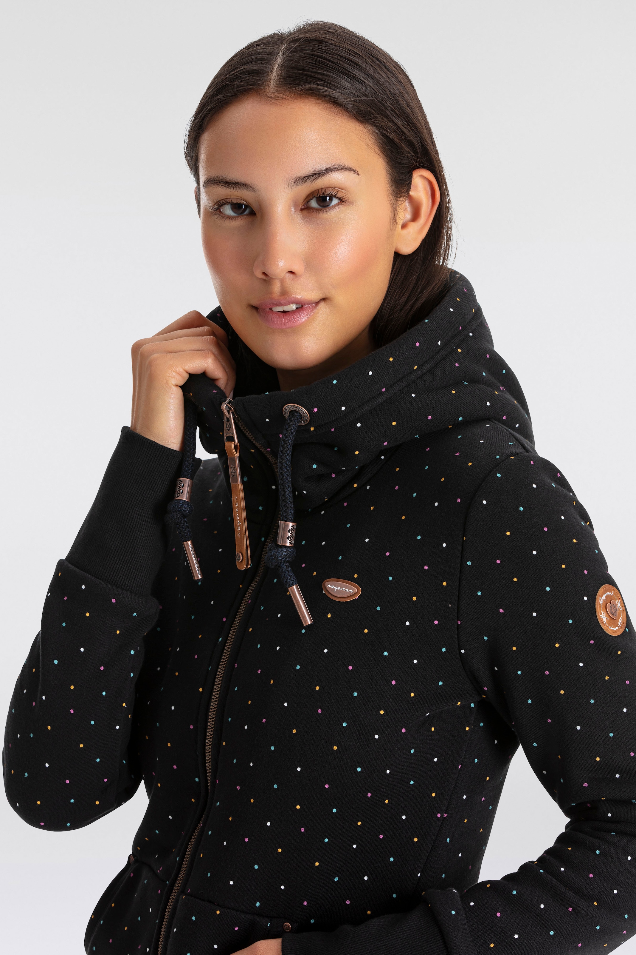 Ragwear Kapuzensweatjacke »NESKA DOTS MULTICOLOR  ZIP O«, Longsleeve Jacke im Multicolor-Allover-Dots-Print-Design