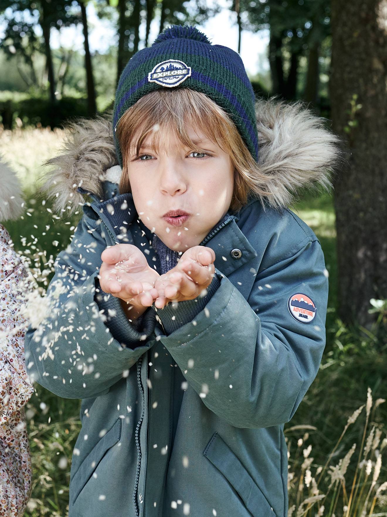 Parka com capuz e forro de sherpa, enchimento de poliéster reciclado, verde médio liso com motivos para meninos