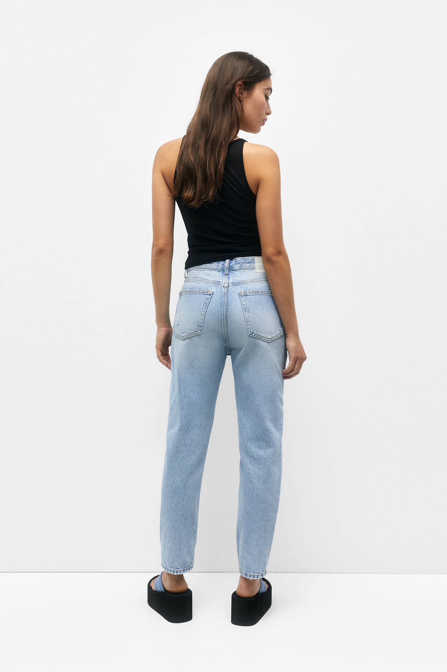Calça jeans Mom Fit rasgada - Azul Médio