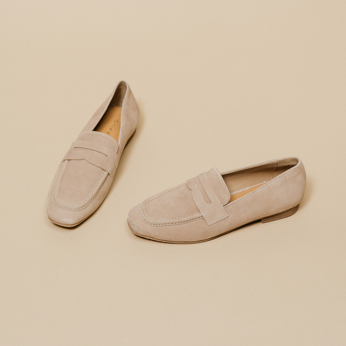 Mocassins à talons plats et bouts ronds  en velours beige