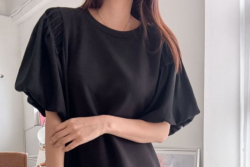 Chubby Girl - effen geplooide losse midi-jurk met pofmouwen