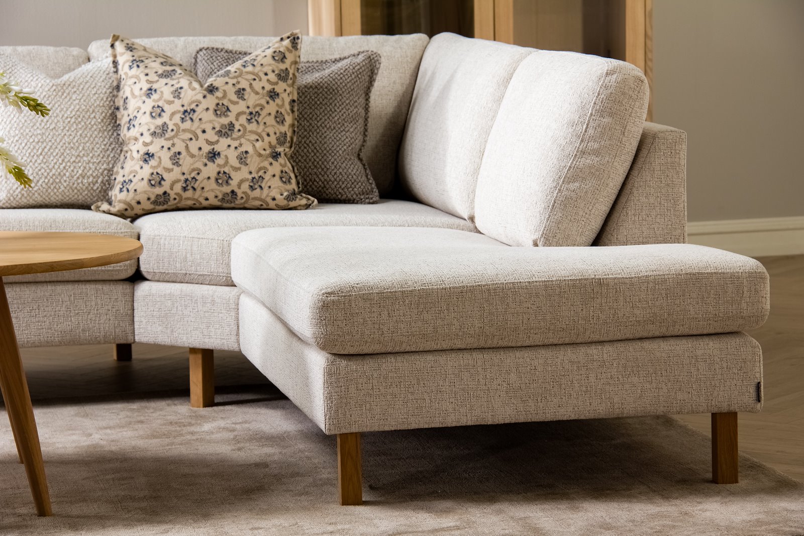 Mandal hjørnesofa Oppsett RHB. 3-seter med åpen ende høyre. Big hjørnemodul. Tekstil Nivus 203 Lin Creme. Arm 16, Duo puter, Firkantet ben 16 cm Natur. Skum