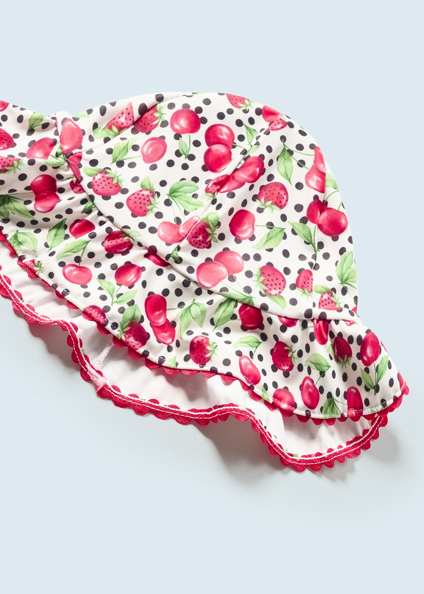 Conjunto de banho para bebê de 2 peças com touca e sunga.