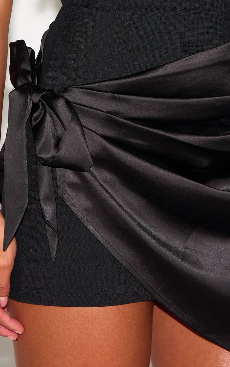 Noir Robe Mini Drapée En Satin Tissé À Col Montant