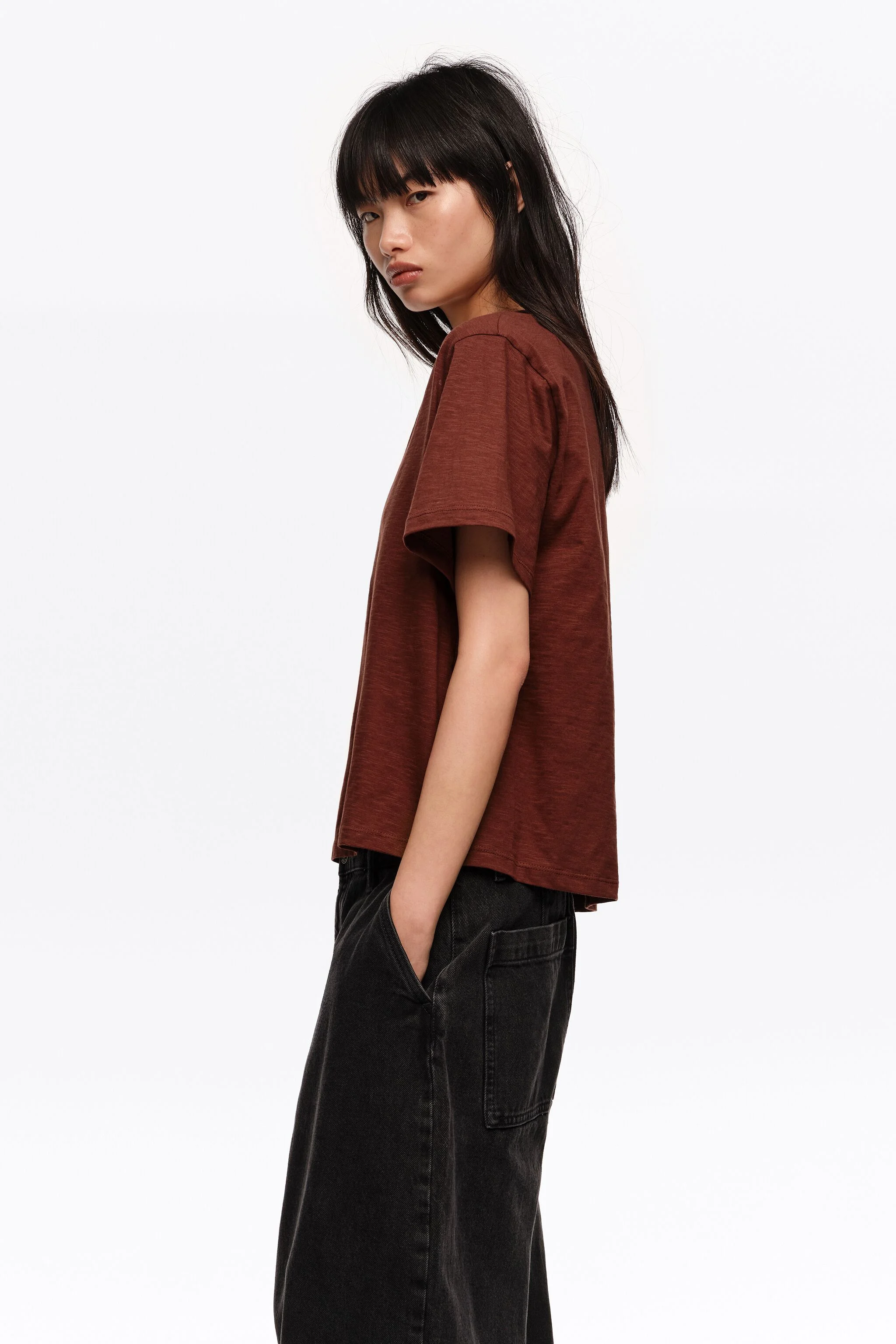 Camiseta marrom de algodão com decote em V