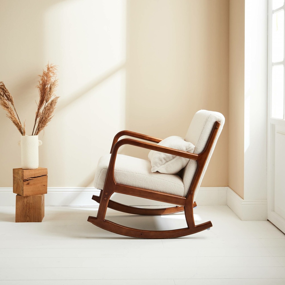 Fauteuil à bascule design en bois et tissu. Bouclettes blanches. Structure hévéa teinté noyer clair