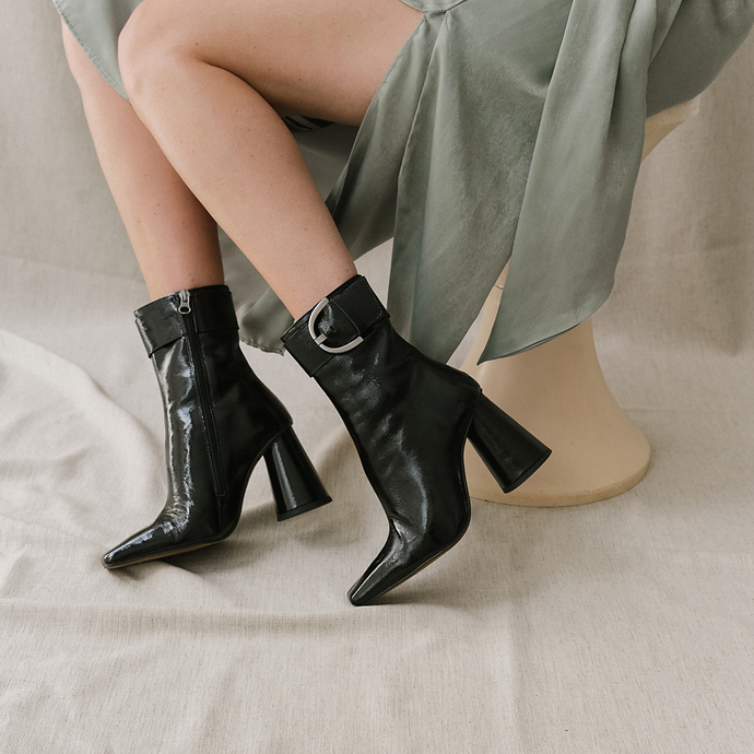 Boots à talons hauts, boucles et bouts r...  en cuir vernis plissé noir