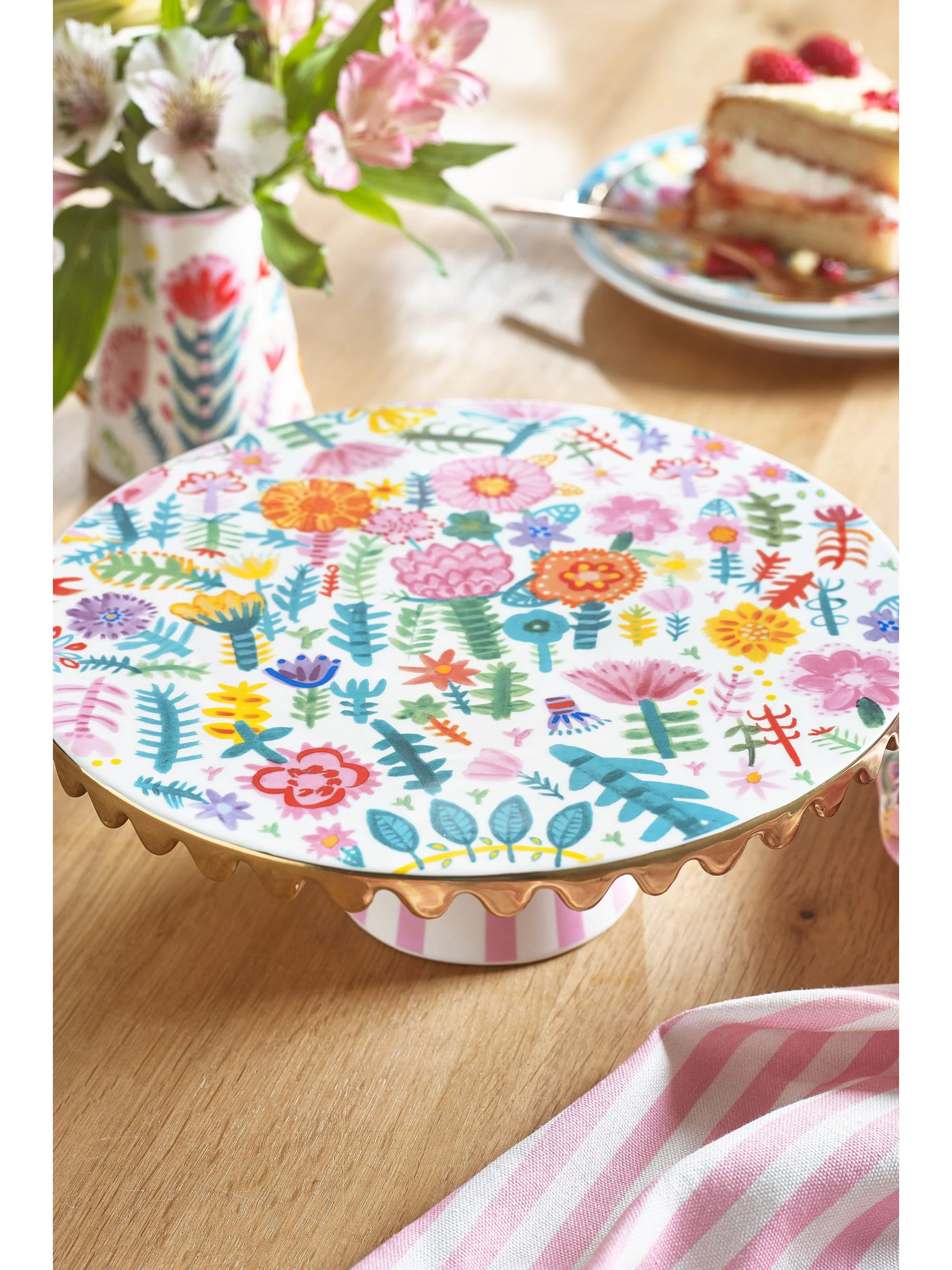 Lucy Tiffney taartplateau met geschulpte rand