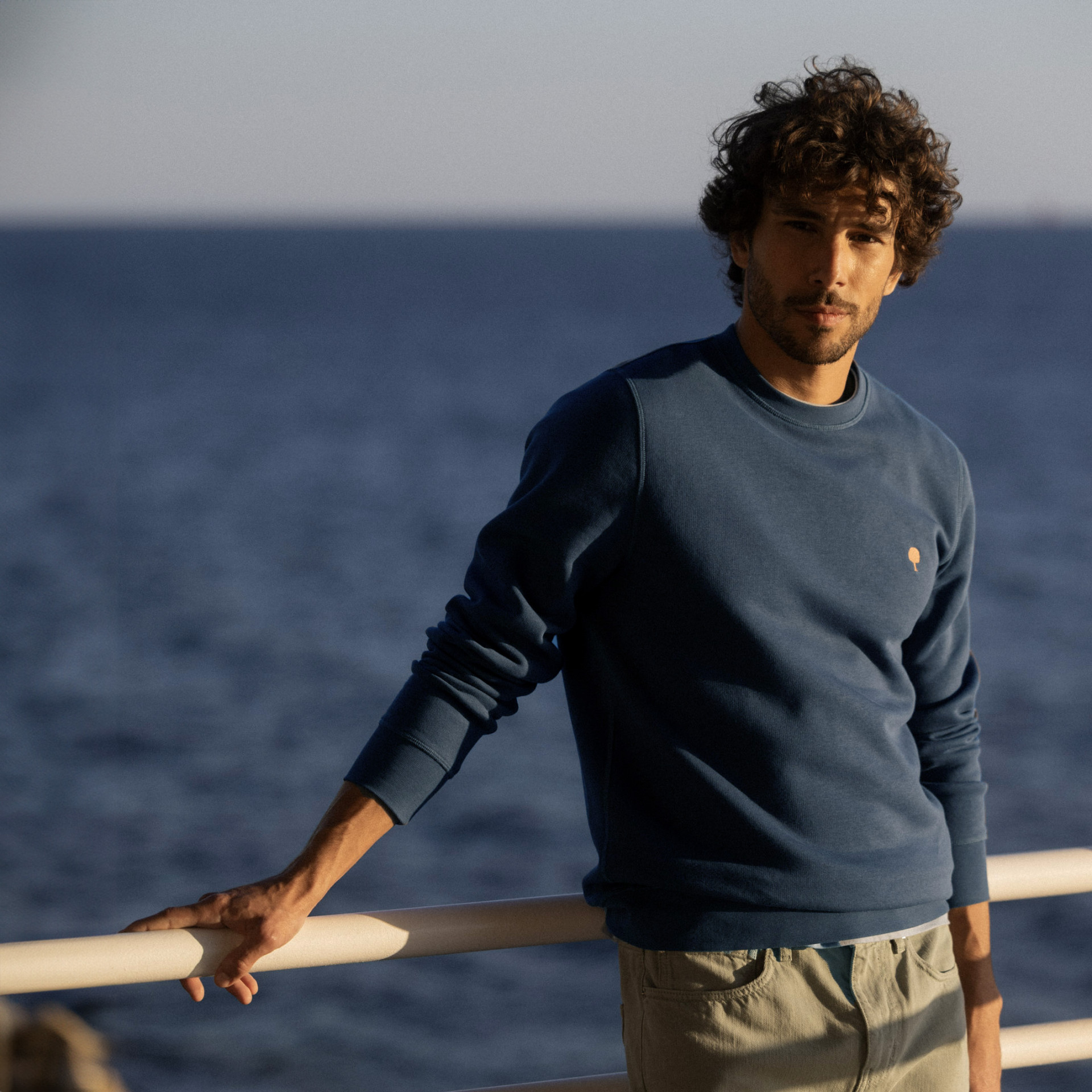 Sweat bleu broderie arbre coton et coton recyclé - modèle donzy