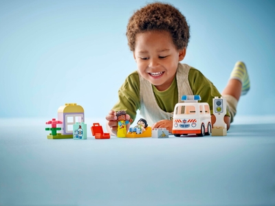 LEGO Ambulance met chauffeur (10447)