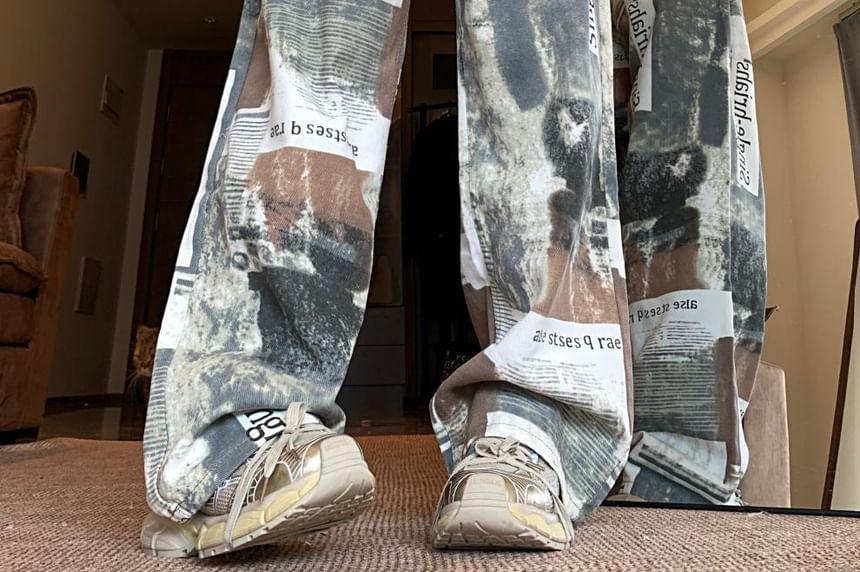 Chisan - Broek met hoge taille en wijde pijpen en krantenprint