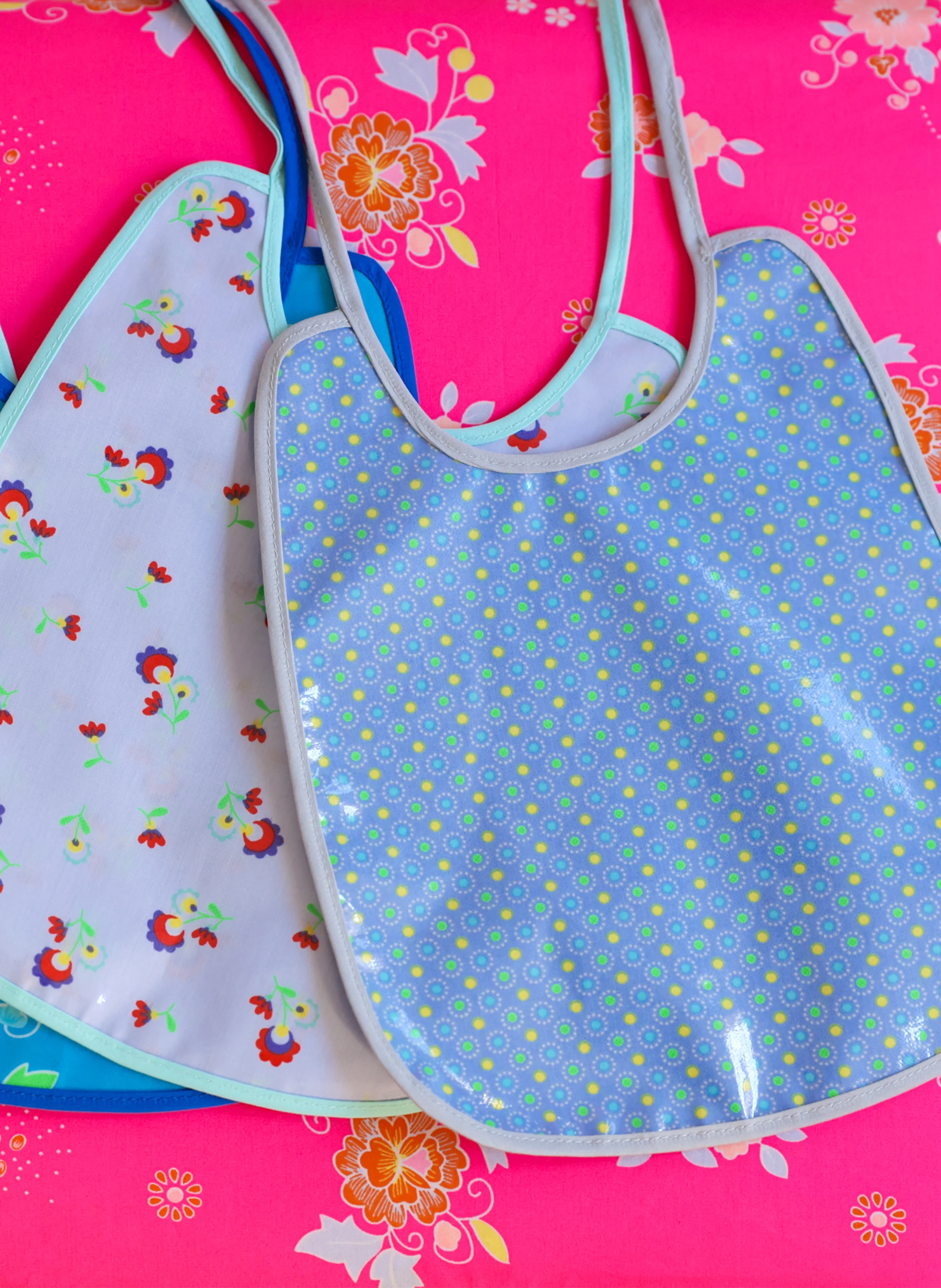 Bavoir imprimé fleuri en coton enduit | Bleu