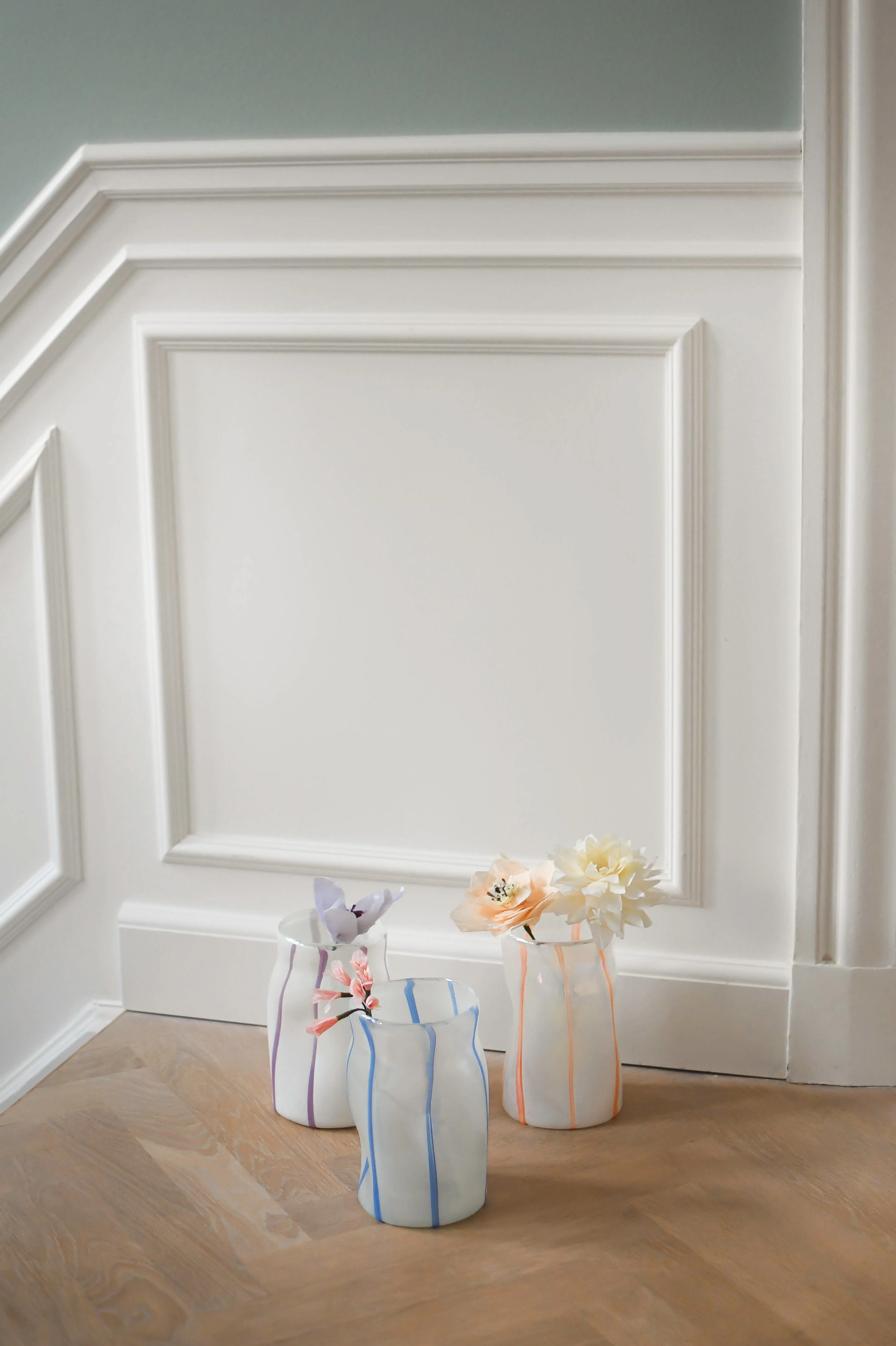 Bahne Interior  Glas vase med striber, Hvid/lilla - H19 cm