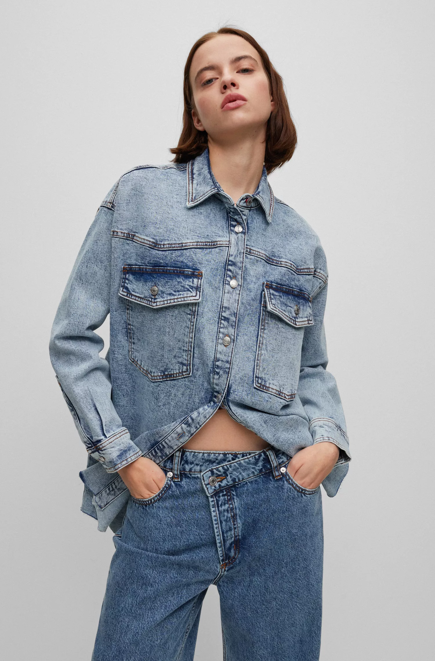 Camisa HUGO vermelha de corte relaxado em denim desbotado com bolsos aplicados.